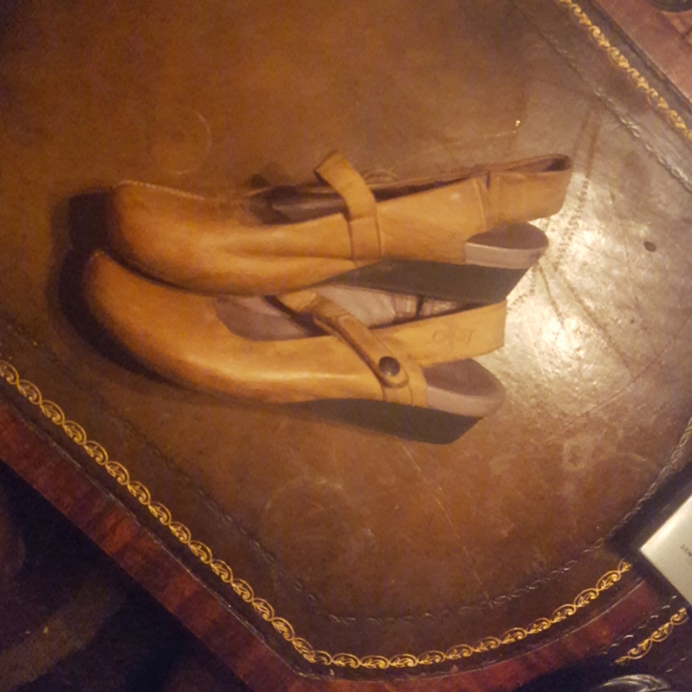 Tan Leather Shoes - Picture 2 of 6